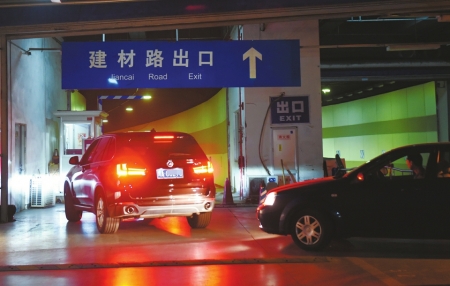 成都东站停车场改造 半数车位封闭 ETC车道直