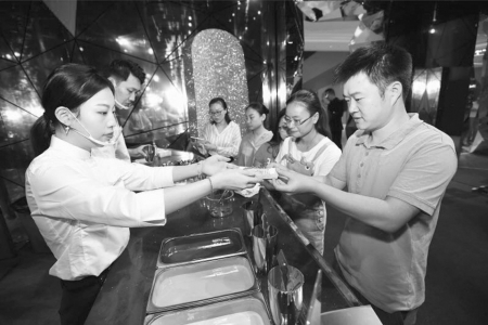 唯品会引领电商C2F时代 黑科技带你穿越未来