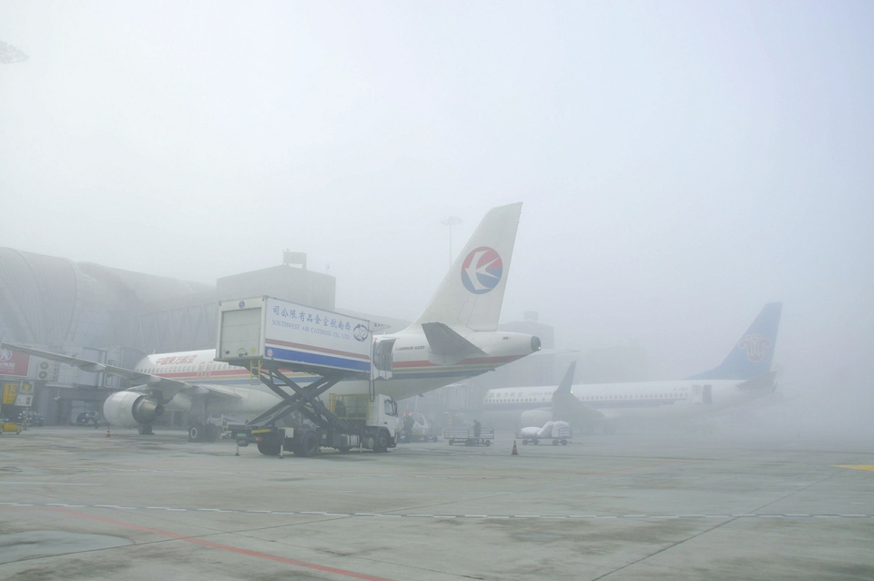 大雾袭蓉 近万名旅客昨日滞留双流机场