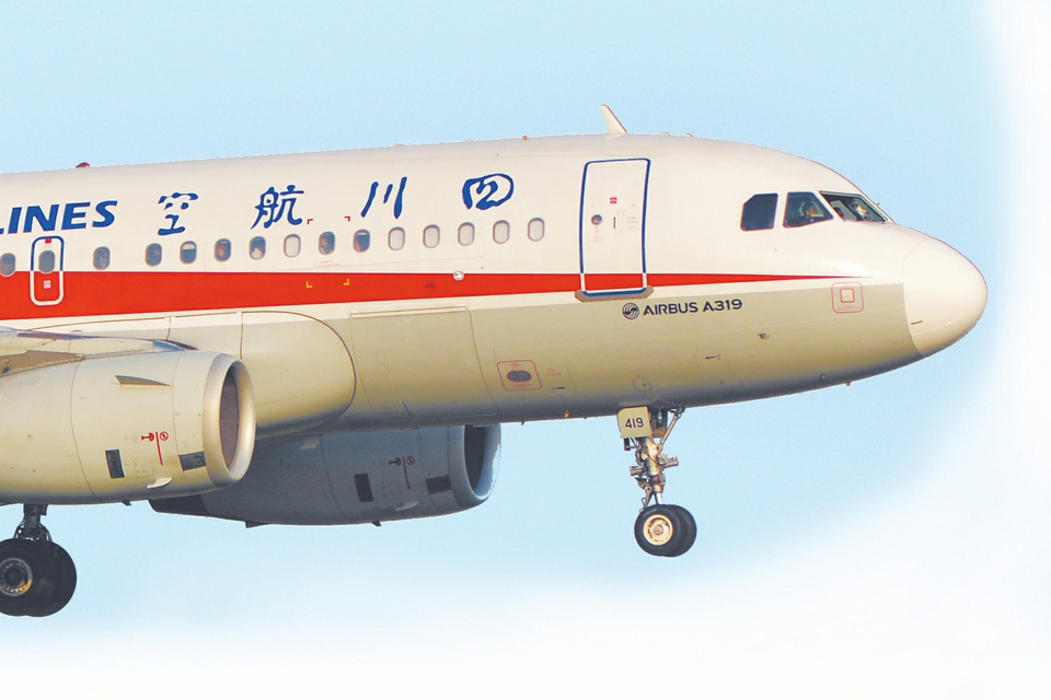 万米高空驾驶舱玻璃突然破裂!川航客机奇迹备