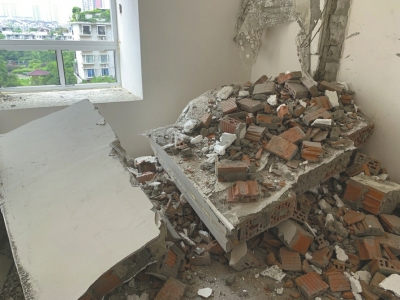 门窗护栏未装 地上堆满建渣 收房业主看傻了眼