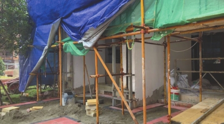 门窗护栏未装 地上堆满建渣 收房业主看傻了眼