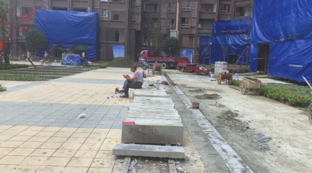 门窗护栏未装 地上堆满建渣 收房业主看傻了眼