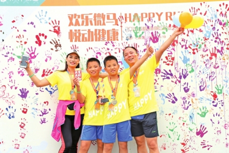一家四口快乐跑马 共享一路亲情陪伴