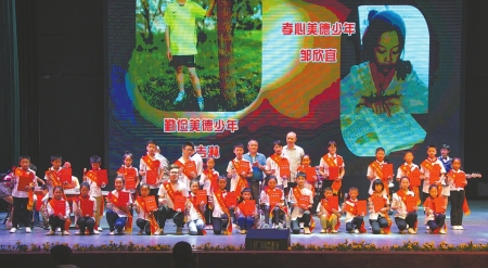 父亲病逝母亲瘫痪 自贡8岁女孩撑起一个家(图1) 父亲病逝母亲瘫痪 自贡8岁女孩撑起一个家(图1)