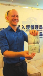 四川首张创业签证 美国小伙拿走啦_天府要闻