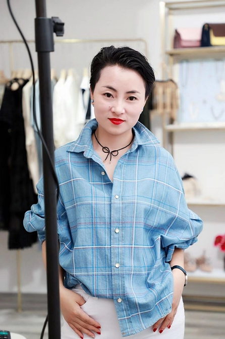 逛街也能赚钱?成都美女陪购师帮人搭配衣服 月